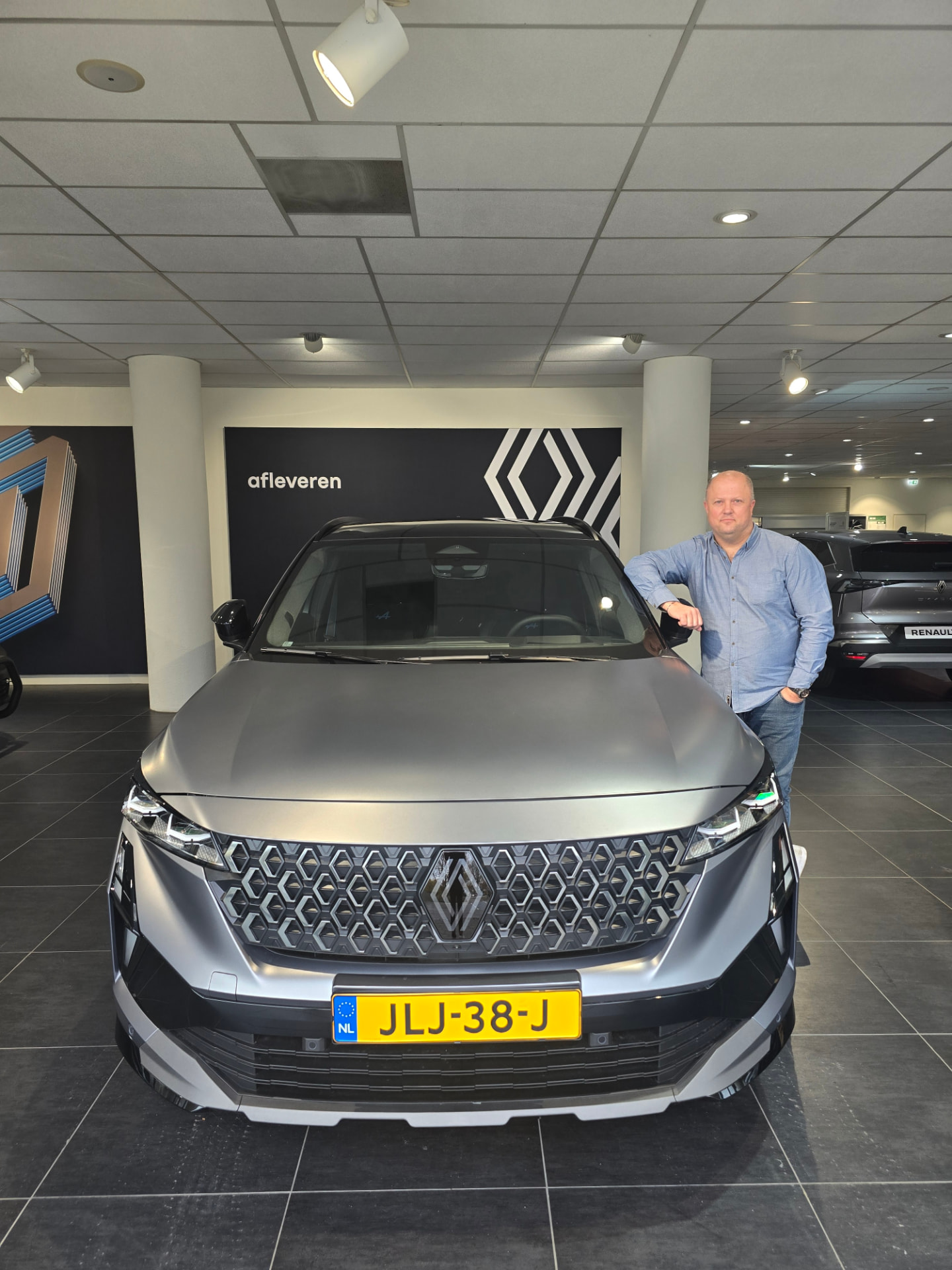 Stephan Eerhart naast zijn auto